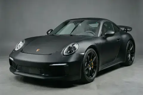 港でのマットブラック塗装のPorsche 911