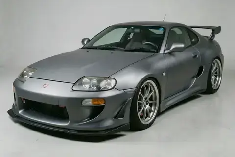 渋谷でのマットグレー塗装のToyota Supra