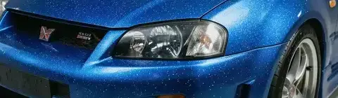 横浜でのコバルトパール塗装のスカイラインGT-R