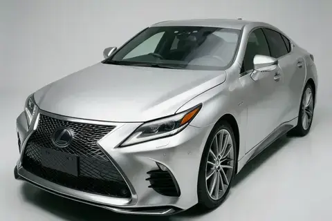 青山でのパールメタリック塗装のLexus LC