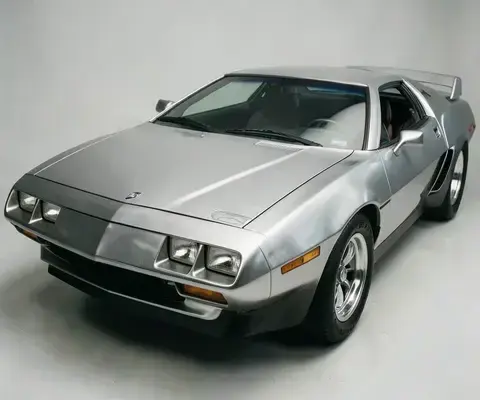 六本木でのクロムシルバー塗装のDeLorean